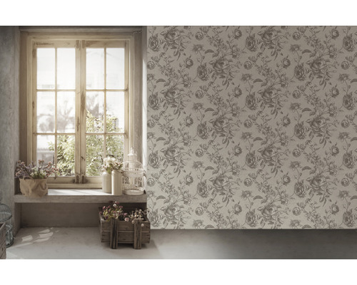 Decoratieve kamer met raam, bloemdecoraties en behang met bloemen rozenpatroon