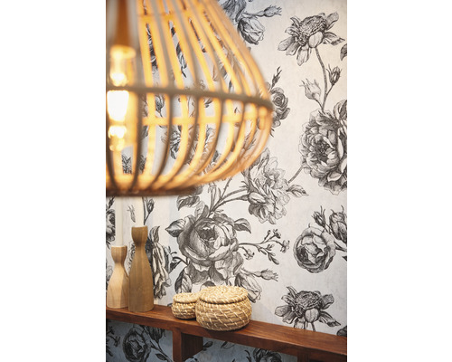 Decoratieve scène met bloemenbehang, houten plank en rotan details