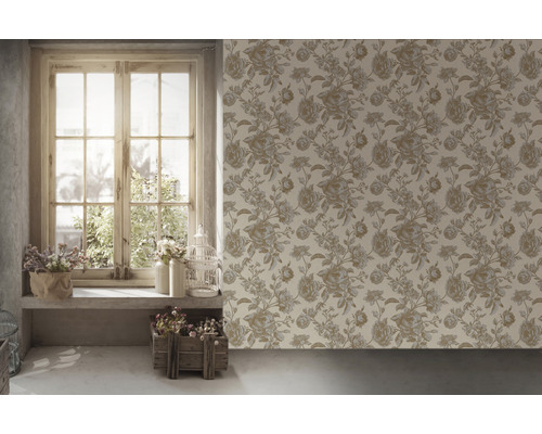 Interieur met bloemenbehang, raam en decoraties.