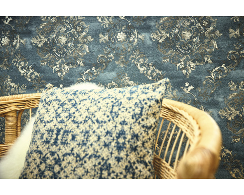 Decoratief interieur met patroonbehang en kussen op een stoel