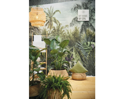 Decoratieve badkamer met tropisch behang, planten in gevlochten manden, bamboe rek en rotan lamp