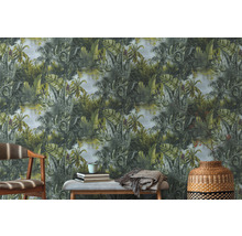 Kamer met junglebehang, stoel en decoratieve elementen
