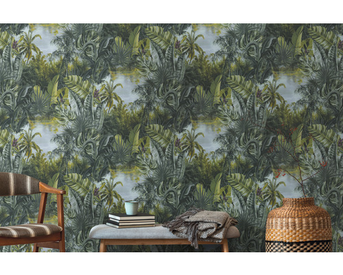 Kamer met junglebehang, stoel en decoratieve elementen