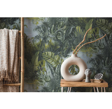 Decoratieve kamer met decoratieve elementen en junglebehang