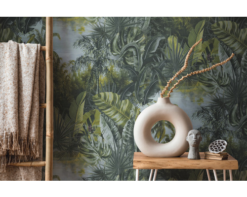 Decoratieve kamer met decoratieve elementen en junglebehang