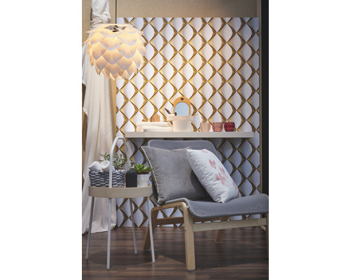 Decoratieve badkamer met fauteuil, tafel, wandpanelen en verlichting