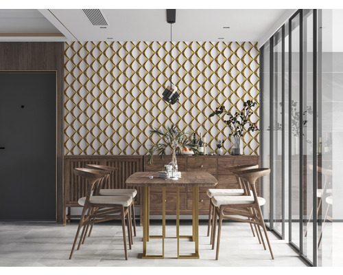 Eetkamer met tafel, stoelen en decoratieve muur