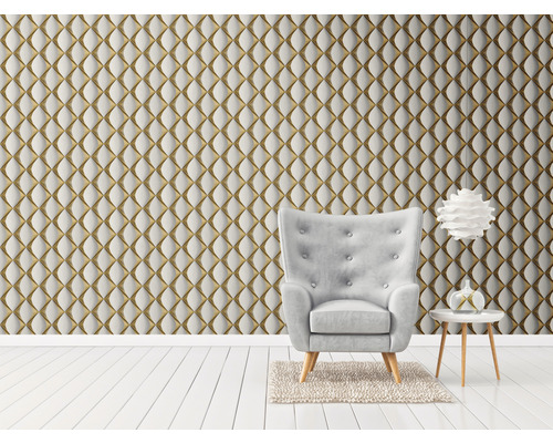 Woonkamer met gestoffeerde wand, fauteuil en bijzettafel