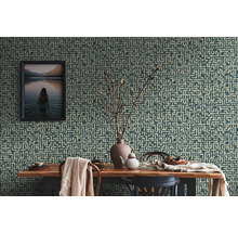 Eetkamer met patroonbehang, houten tafel en decoratie