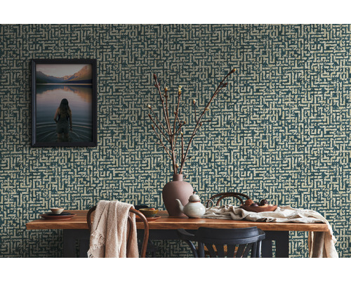 Eetkamer met patroonbehang, houten tafel en decoratie