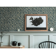 Decoratieve woonsfeer met patroonbehang, ingelijste IJslandposter, theepot en kamerplant.