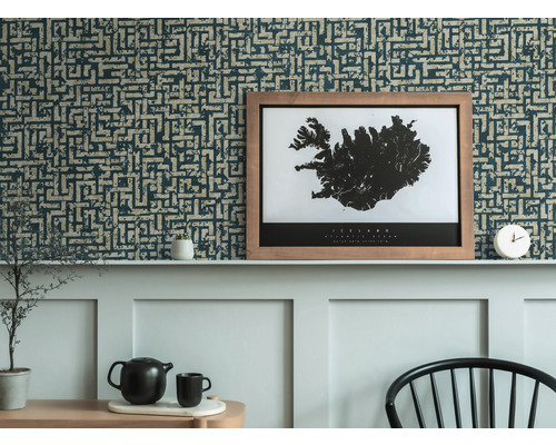 Decoratieve woonsfeer met patroonbehang, ingelijste IJslandposter, theepot en kamerplant.