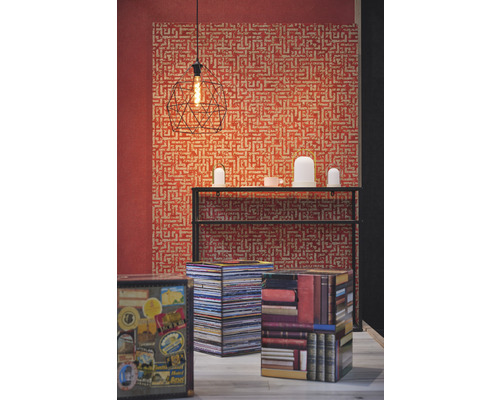 Decoratieve woonkamer met geometrisch behang, metalen rek, lamp en decoratieve krukken