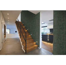 Trappenhuis met houten trap, patroonbehang en minimalistisch ontwerp