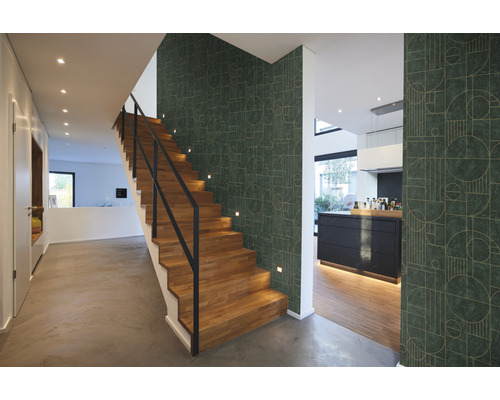 Trappenhuis met houten trap, patroonbehang en minimalistisch ontwerp