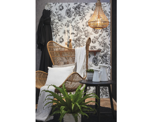 Decoratieve woonkamer met rotan stoel, bijzettafel, kamerplanten en bloemenbehang