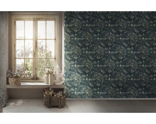 Decoratieve kamer met behang met patroon, raam en bloemstukken.