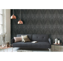 Woonkamer met grijs behang, bank en hanglampen