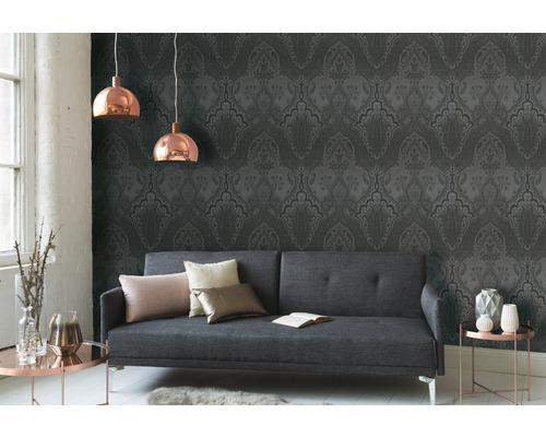 Woonkamer met grijs behang, bank en hanglampen