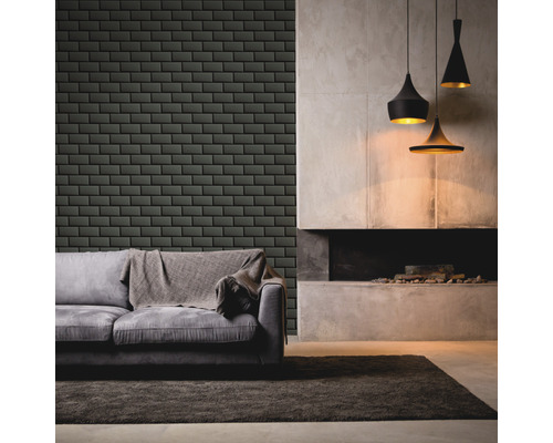 Woonkamer met bank, open haard en bakstenen muur