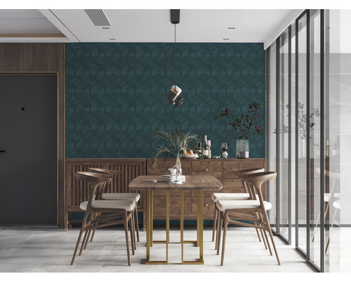 Lichte eetkamer met houten tafel, stoelen en donker patroonbehang