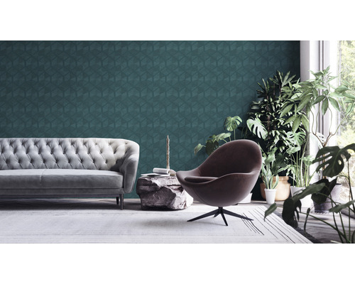 Woonkamer met grijze bank, fauteuil en geometrisch behang