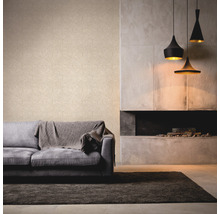 Moderne woonkamer met patroonbehang, bank, tapijt, open haard en hanglampen
