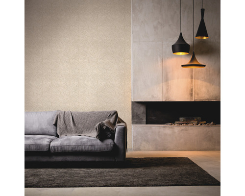 Moderne woonkamer met patroonbehang, bank, tapijt, open haard en hanglampen