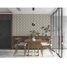 Eetkamer met eettafel, stoelen en decoratieve wandbekleding