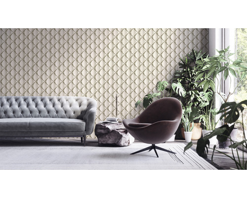 Woonkamer met patroonbehang, bank, fauteuil en kamerplanten