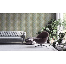 Woonkamer met bank, fauteuil, kamerplanten en patroonbehang