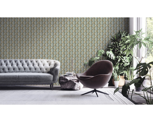 Woonkamer met bank, fauteuil, kamerplanten en patroonbehang