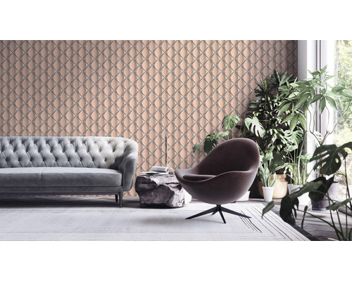 Lichte woonkamer met bank, fauteuil en patroonbehang voor een stijlvolle sfeer