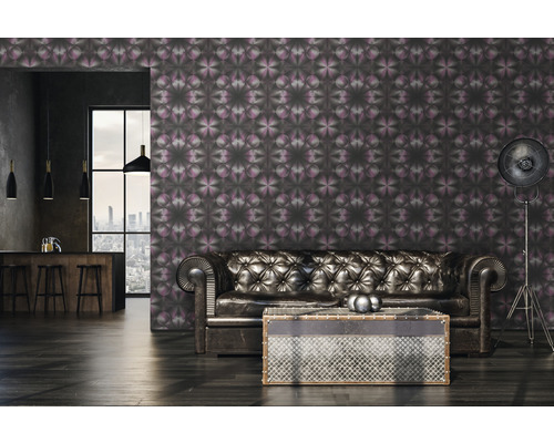 Woonkamer met patroonbehang, leren bank, tafel en staande lamp