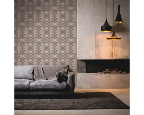 Woonkamer met patroonbehang, bank, vloerkleed, open haard en hanglampen