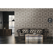 Woonkamer met behang met patroon, leren bank en vloerlamp