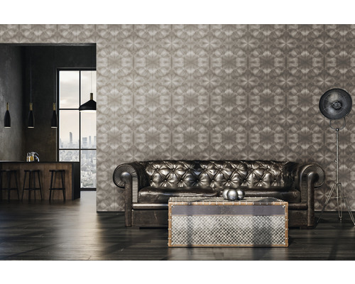 Woonkamer met behang met patroon, leren bank en vloerlamp