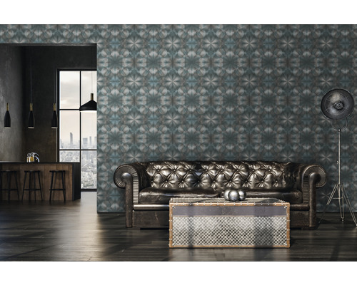 Woonkamer met sterpatroonbehang, leren bank en vloerlamp