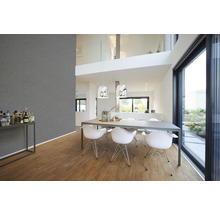 Lichte eetkamer met eettafel, stoelen, drankenkabinet en groot raam