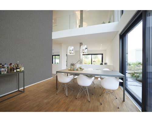 Lichte eetkamer met eettafel, stoelen, drankenkabinet en groot raam