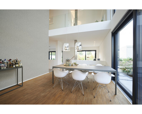 Lichte eetkamer met eettafel, stoelen en groot raam