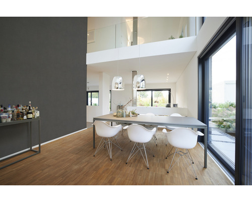 Lichte eetkamer met eettafel, stoelen en grote ramen