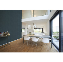 Moderne eetkamer met eettafel, stoelen, statafel en donkerblauwe muur
