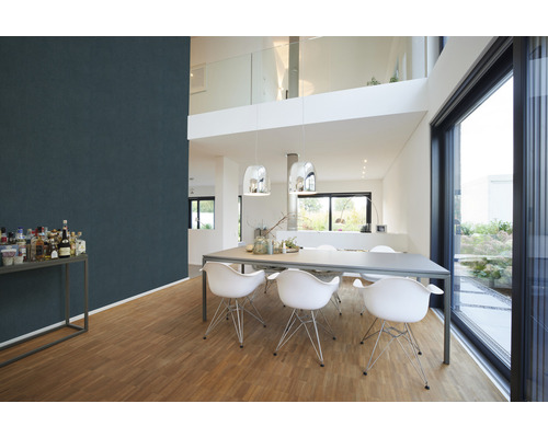 Moderne eetkamer met eettafel, stoelen, statafel en donkerblauwe muur