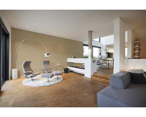 Lichte woonkamer met fauteuils, staande lamp en open haard