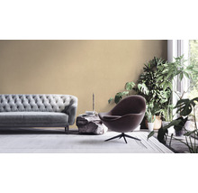 Woonkamer met bank, fauteuil en planten voor een gezellige sfeer