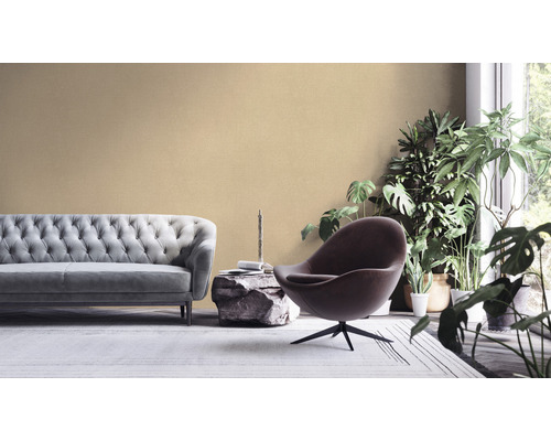 Woonkamer met bank, fauteuil en planten voor een gezellige sfeer