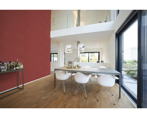 Lichte eetkamer met eettafel, stoelen en een muur in een gedempte kleur