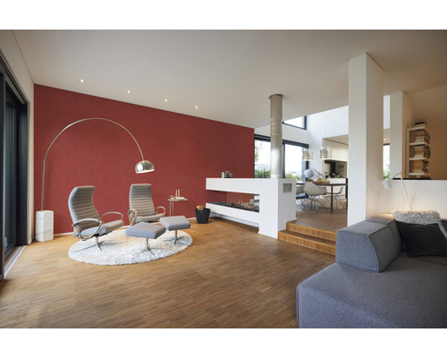 Woonkamer met fauteuils, staande lamp, open haard en houten vloer