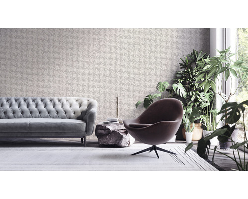 Woonkamer met patroonbehang, bank, fauteuil en kamerplanten